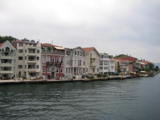 fancy schmany waterfront houses